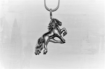 Stor tøltende sølv hest til halskæde